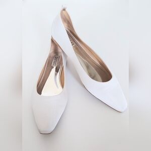Badgley Mischka Size 10M Almond Toe Ivory Flats Shoes